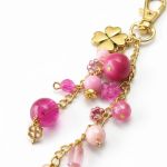 Złoto różowy breloczek z koniczynką - 