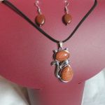 Piasek pustyni, złocisty kamień słońca. Wisiorek z kotkiem i kolczyki, komplet biżuterii - 