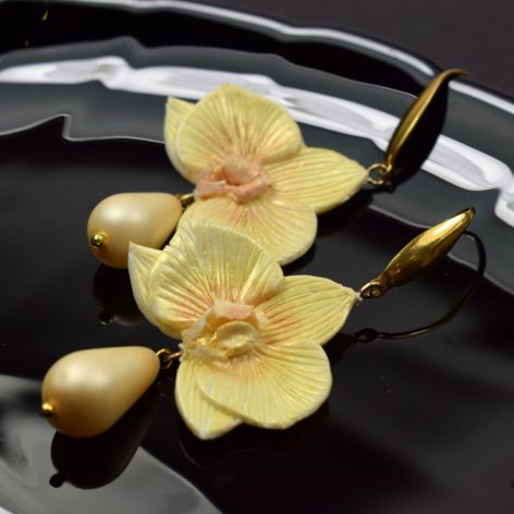 Kolczyki orchidee ze szklaną kroplą w delikatnym odcieniu złota