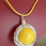 Żółta porcelanowa kula w drucie, oryginalny wisior handmade - 