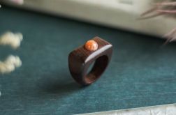 Drewniany pierścionek z kamieniem słonecznym