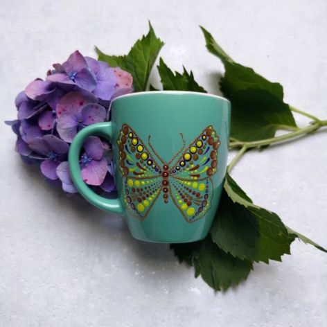 Ręcznie zdobiony kubek z motywem motyla zielony