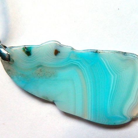 Jasnoniebieski agat kolisty, nieregularny plaster, wisiorek na rzemieniu