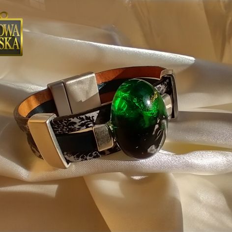 Zielone Oko - bransoletka z żywicy i rzemienia - na szczupłą rękę.