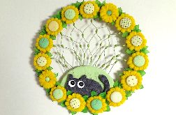 Kotek szaraczek wśród kwiatów - dekoracja ścienna