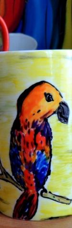 Kubeczek z kolorową papużką