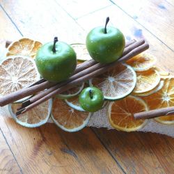 Jabłka z cynamonem na plastrach pomarańczy