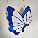 Zaczarowany motyl zawieszka Tiffany - zawieszony na ścianie