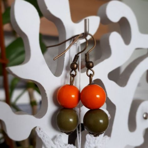 Kolczyki handmade z dwoma kuleczkami oliwka i pomarańcz