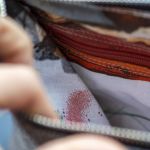 Szara kopertówka na kolorowym pasku plecionka - 