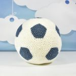 SZYDEŁKOWA PODUSZKA W KSZTAŁCIE PIŁKI NOŻNEJ – HANDMADE DLA MAŁEGO FANA SPORTU - 