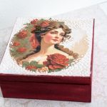 Pudełko drewniane - Dama wśród róż - Na wieczku widnieje piękna dama wśród róż Pudełko wygląda jakby było nagryzione czasem, jakby było przekazywane przez pokolenia