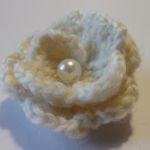 Biała gardenia z perłą - broszka poziomo