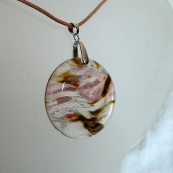 Złoto-różowy kryształ z duchem, duży okrągły wisior na rzemieniu