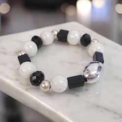 Bransoletka na gumce czarno-biała.