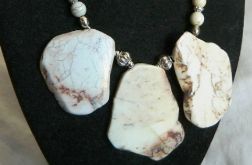 Surowe duże plastry howlitu, okazały naszyjnik