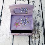 fioletowa toaletka kolorowe kwiaty - spersonalizowany prezent dla dziecka
