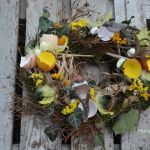 Wianek wiosenno wielkanocny naturalne żółte akcenty - widok z góry