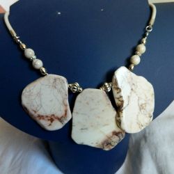 Surowe duże plastry howlitu, okazały naszyjnik