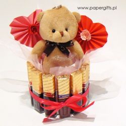Walentynki Beżowy Miś z czekoladkami Merci i sercami