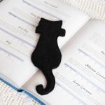 Zakładka kociak - czarno rudy - Tym razem bazą zakładki książki jest miękki filc.  A na nim naniesiony jest haft z pięknym kotem. Tył jednolity. Idealna zakładka dla każdej miłośniczki / miłośnika kotów