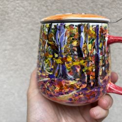 Porcelanowy kubek z zaparzaczem ręcznie malowany Jesień w lesie