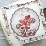 Kartka na Dzień Matki ze słodkościami - Kartka z kopertą i etykietką ze sznureczkiem