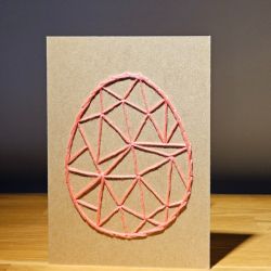 Kartka Wielkanocna - ręcznie haftowana - Pisanka różowa