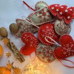 Dekoracja świąteczna z filcu z ozdobnym haftem - wzór 007 - Zestaw ozdób świątecznych - czerwień/szary melanż