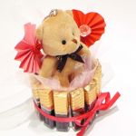 Walentynki Beżowy Miś z czekoladkami Merci i sercami - Beżowy misiek z czekoladkami