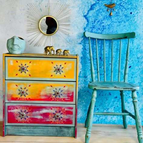 Kolorowa komoda w orientalnym klimacie, trzy szuflady, ceramiczne gałki