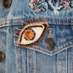 Ochronna broszka ze złotym złym okiem amulet - Można ją przypiąć do ubrana, torebki, kapelusza lub zamówić wersję z wisiorkiem czy breloczkiem