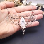 Oubli - Naszyjnik Wire Wrapping z Agatem i Rubinami – Ręcznie Wykonana Biżuteria Artystyczna - Naszyjnik Wire Wrapping z Agatem i Rubinami