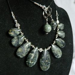 Zielony Jaspis Kambaba, unikatowa biżuteria, kolia, kolczyki