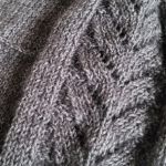 Sweter melanżowy popielato - czarny z jedwabiem - wzór ażurowy na rękawie