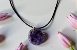 Naszyjnik z wisiorkiem z fioletowymi kwiatami w żywicy
