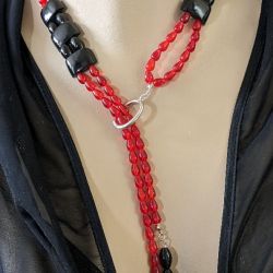 Niesymetryczny naszyjnik z czerwonych szklanych koralików i czarnego bursztynu (z recyklingu)