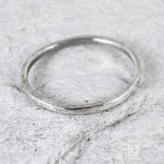 Nierówna – cienka srebrna obrączka (2403-07) - Nieregularny pierścionek