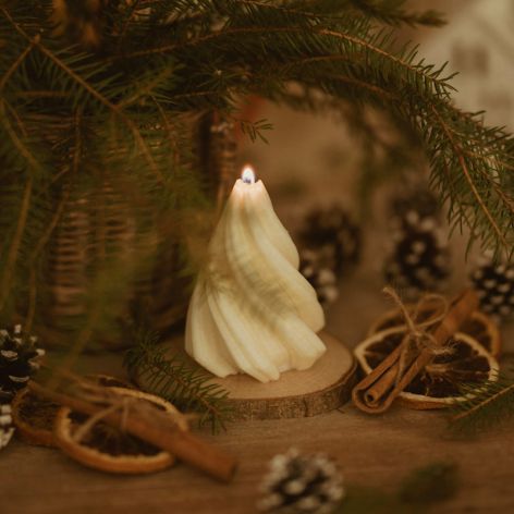 Sojowa świeca choinka na prezent o świątecznym zapachu 