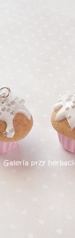 Kolczyki z modeliny muffinki różowe z polewą
