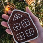 Dwa szydełkowe pierniczki - ozdoby choinkowe - 