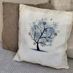 Ręcznie haftowana poszewka zimowa - zimowe drzewko– dekoracyjna poszewka na poduszkę - 