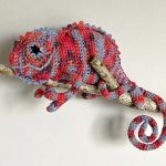 Czerwono-niebieski kameleon szydełkowy - 