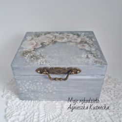 Srebrzysta szkatułka