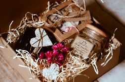 PREZENTOWY ZESTAW WALENETYNKOWY ZE SWIECĄ SOJOWĄ