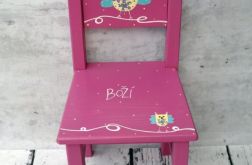 różowe krzesełko z oparciem sowa