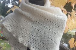 Kremowa wełniana chusta na drutach