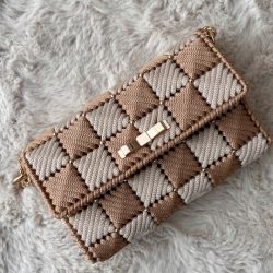 Torebka ręcznie pleciona ecru–karmel z koralikami | elegancka kopertówka handmade
