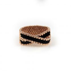 pierścionek z koralików czarno złoty