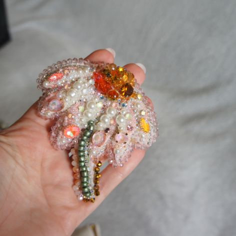 Ręcznie robiona broszka w kształcie rumianku